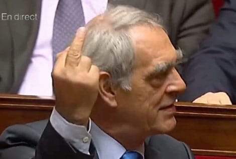 Henri Emmanuelli, député PS, faisant un doigt d'honneur à François Fillon