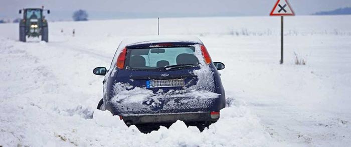 Une voiture dans le fossé, sacrées chutes de neige!