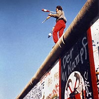 Jongleur sur le Mur de Berlin, le 16 novembre 1989