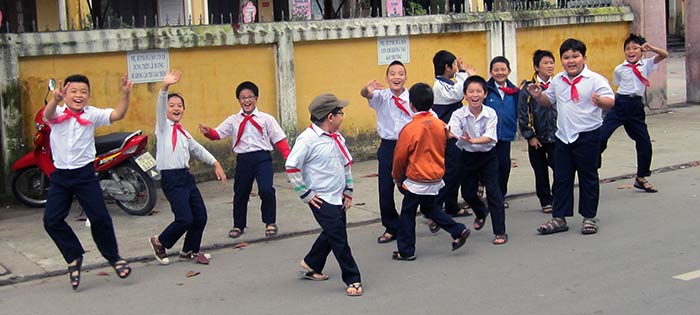 Des enfants contents de nous voir à Hué (Vietnam)