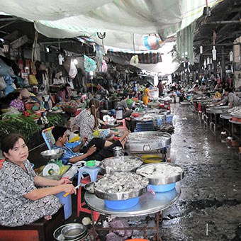 marché typique vietnamien à Vinh Long