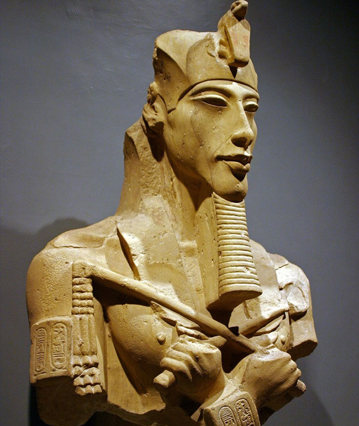 Buste d'Akhenaton au musée de Louxor