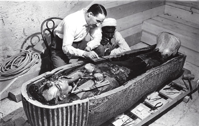 Howard Carter ouvre le sarcophage intérieur de Toutânkhamon, le 16 février 1923