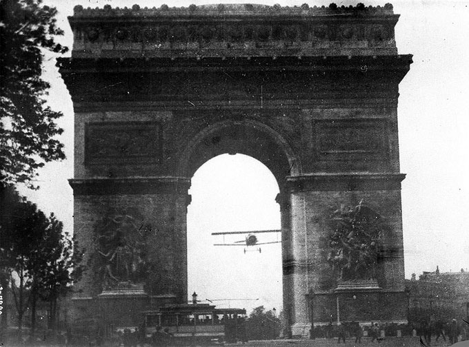 Le vol de Charles Godefroy sous l'Arc de Triomphe