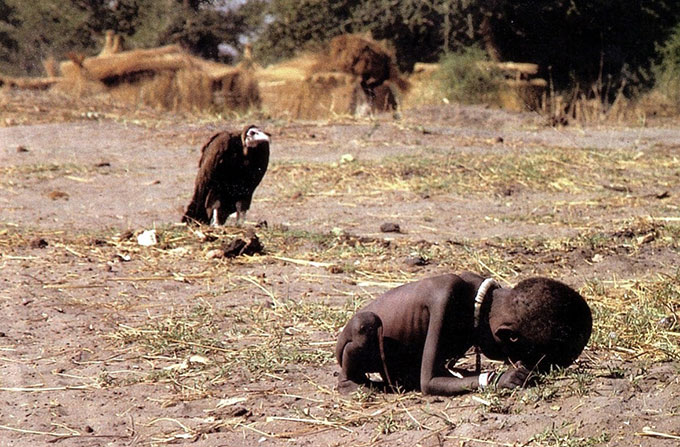 Le cliché de Kevin Carter montrant l'horreur de la famine au Soudan (Mars 1993)