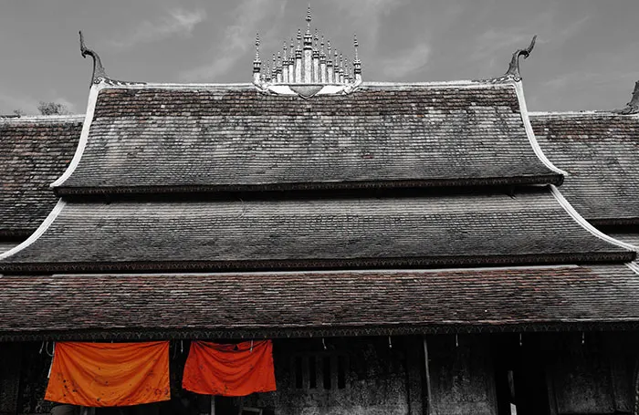 Robes safran séchant au vent