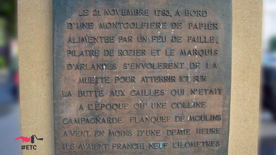 Plaque commémorative rappelant le point d'atterrisage du premier vol en montgolfière